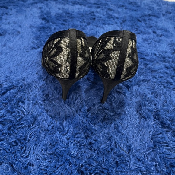 Stuart Weitzman Elegant Black and Cream Lace Heels - Picture 2 of 10